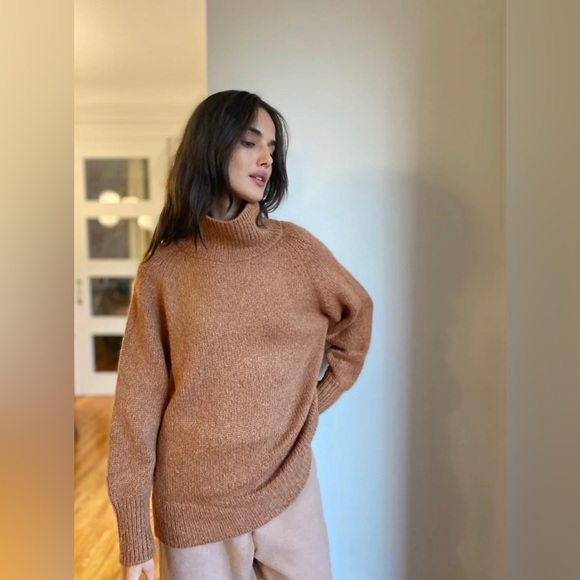 The Group by Babaton Aritizia Day Off Turtleneck 🤍 - Picture 7 of 12